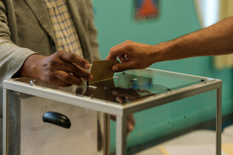 Certaines entreprises appellent au vote sans donner de consigne, d'autres à faire front contre l'extrême droite. Crédits : iStock.
