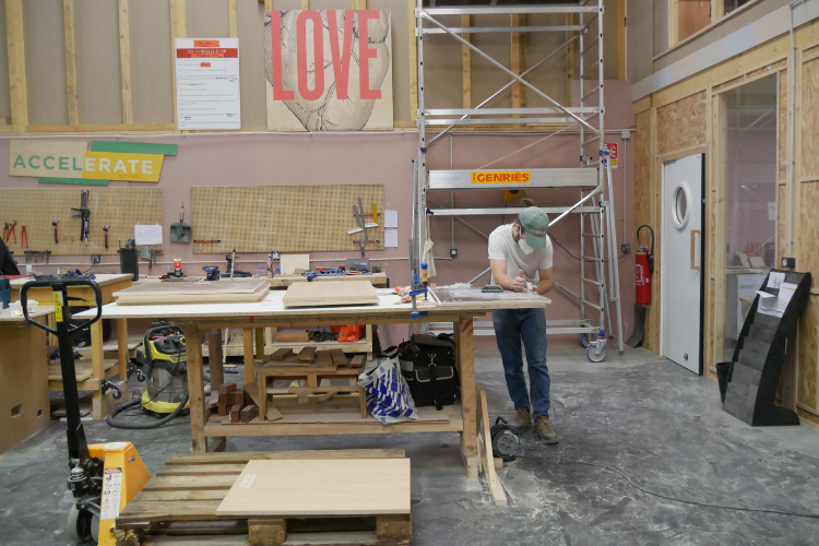 Dans son atelier à Romainville, l'entreprise Pimp your waste réalise des meubles en bois réemployé ou recyclés. Crédit : Elisabeth Crépin-Leblond.