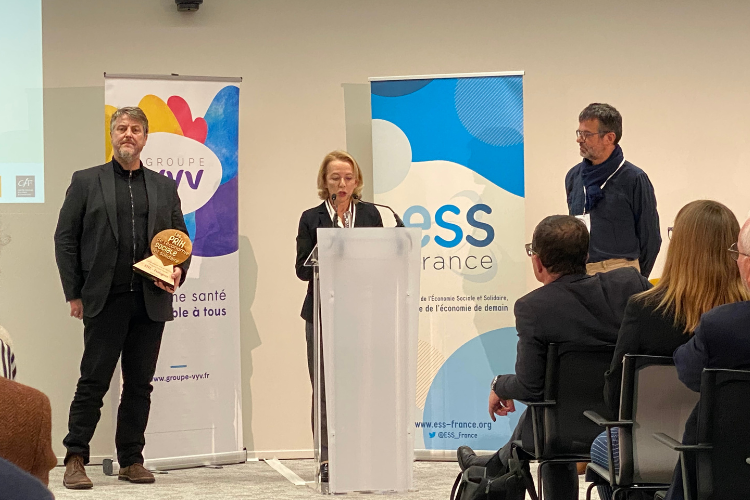 Vanina Mercury et Bertrand Lapostelet, respectivement présidente et directeur de SNL-Prologues, en compagnie de Michel Jézéquel, administrateur d'ESS France, lors de la remise des Prix de l'ESS 2024. Crédit : Camille Dorival
