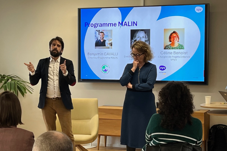 Benjamin Cavalli, le directeur de Programme Malin, lauréat de La France s'engage, et Julie Doye, directrice nationale enfance-famille de VYV 3, présentent le partenariat entre les deux structures aux équipes du Groupe VYV. Crédit : Carenews.