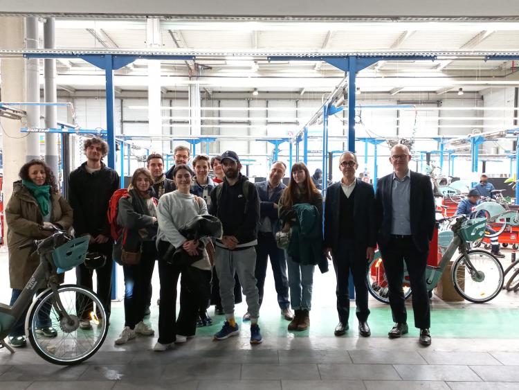 La Fondation Groupe RATP a organisé une visite de l’atelier Smovengo pour des associations partenaires