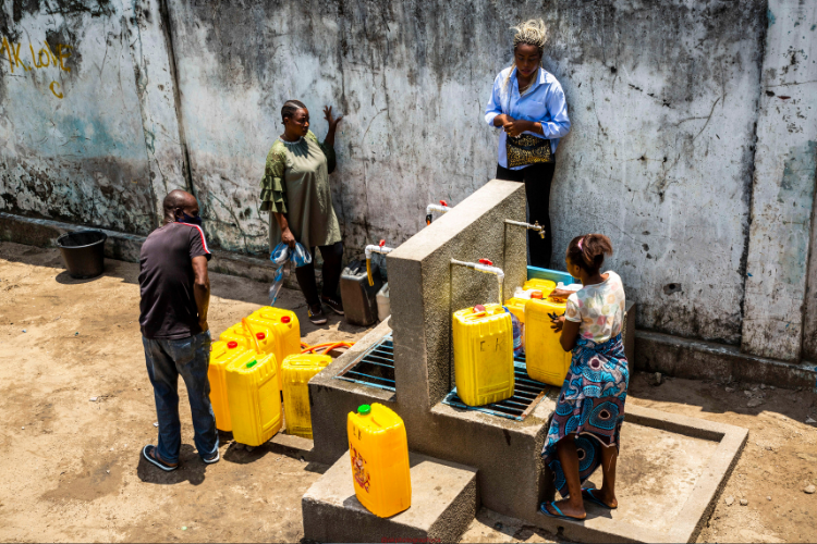 L'AFD a financé plusieurs projets liés à l'accès à l'eau potable dans des pays en développement, notamment ici à Kinshasa, en République démocratique du Congo. Crédit : @akphotographyca.