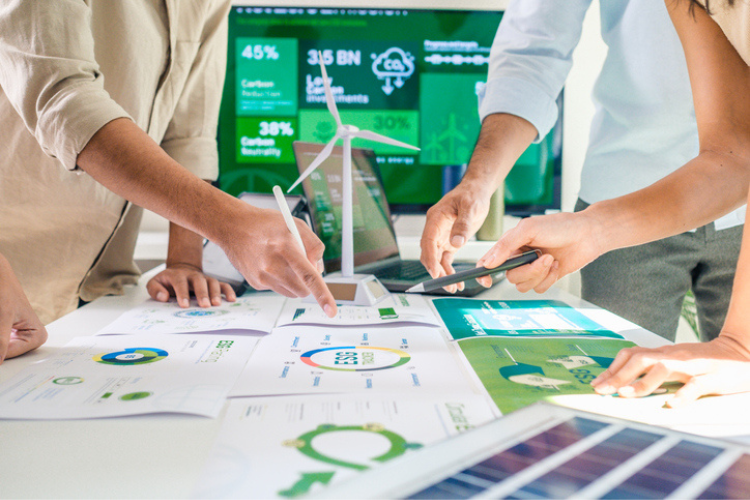 Diversity team discussion focused on ESG - Crédits : Weedezign - iStock