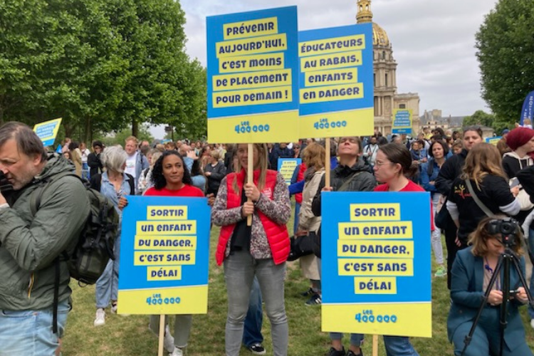 Des membres de la fondation Apprentis d'Auteuil ont participé au rassemblement du collectif Les 400 000. Crédit : Léanna Voegeli