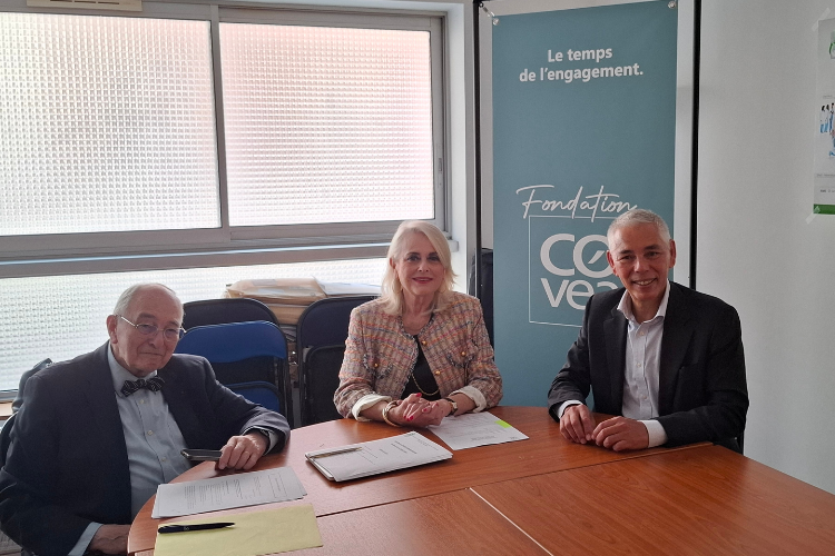 De gauche à droite : Ramiro Riera, Président de GMF Solidarité - Fonds d’Entraide de GMF ; Pr Brigitte Perrouin-Verbe, Présidente de l’IRME ; Laurent Tollié, Président de la Fondation Covéa.