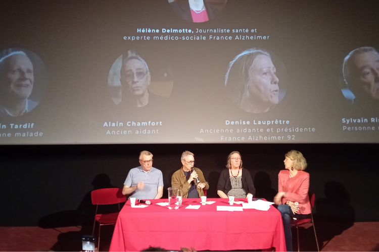 De gauche à droite : Sylvain Risbourg atteint de la maladie d'Alzheimer, Alain Chamfort et Denise Laupêtre, anciens aidants, Hélène Delmotte, journaliste santé et experte médico-sociale France Alzheimer. Crédit : Léanna Voegeli