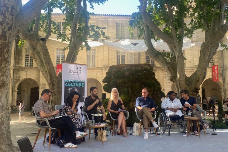Lors d'un « café des idées » organisé par la Fondation Crédit coopératif dans le cadre du Festival d'Avignon. Crédit : Carenews.