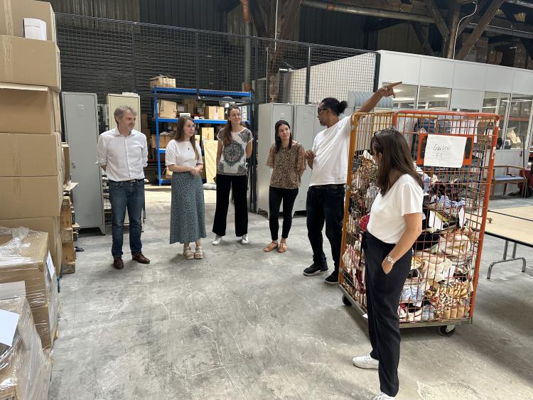 Visite de l'entrepôt par l’équipe de la Fondation Carrefour