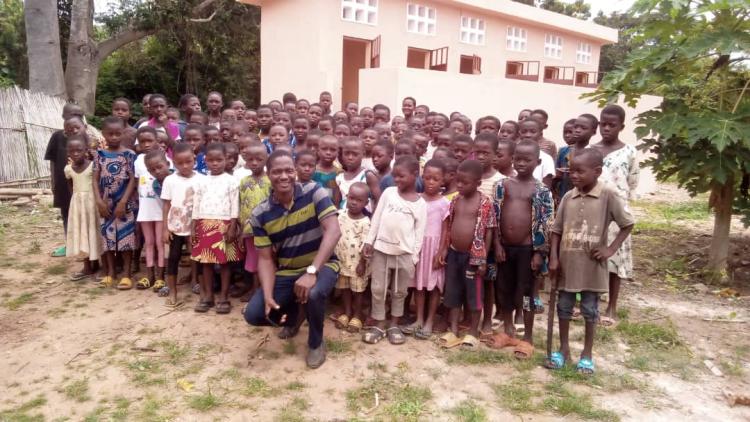 Élèves de Wli Mivakpo devant les nouvelles latrines EcoSan