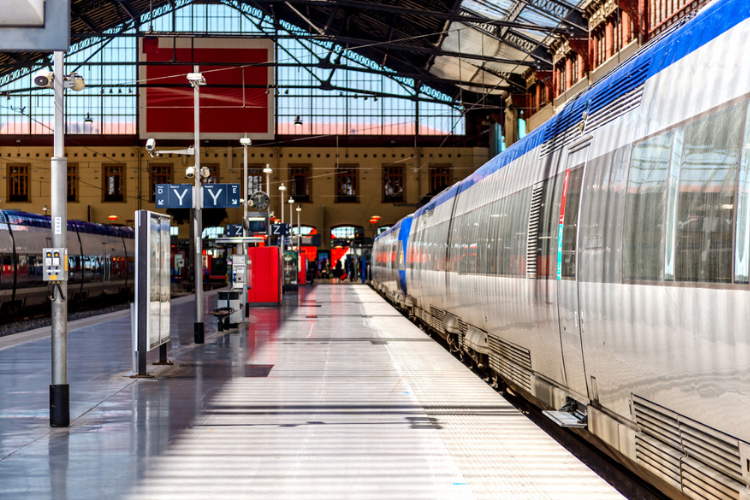 L'accessibilité à des moyens de transport fait partie des leviers identifiés pour favoriser le départ en vacances. Crédit : iStock.