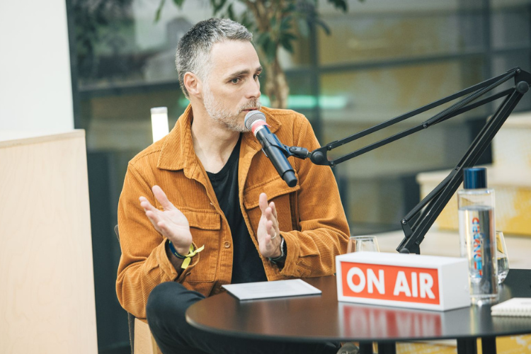 Dans le podcast Sismique, Julien Devaureix s'intéresse aussi bien aux questions environnementales, que démocratiques, géopolitiques ou sociétales. Crédit : La Corp.
