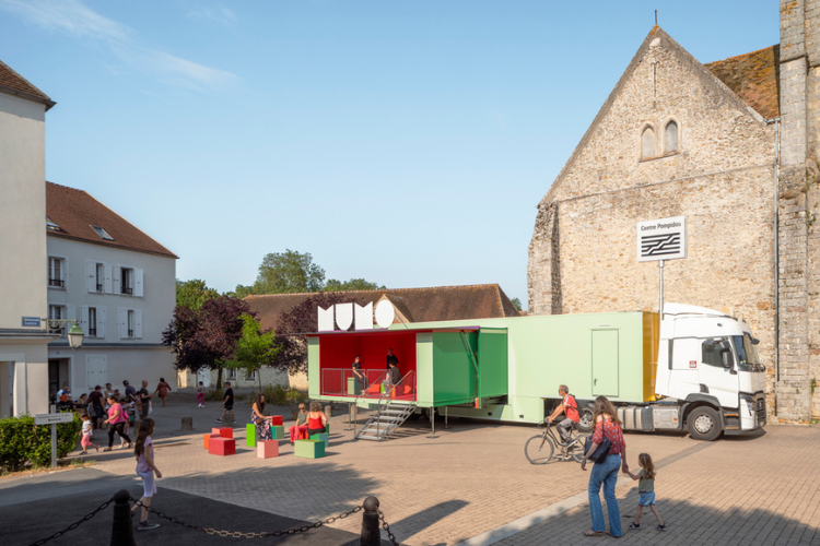 Le MuMo de la Fondation Art Explora sillonne les villages de France pour présenter aux habitants des œuvres du Centre Pompidou. Crédit : DR Art Explora.