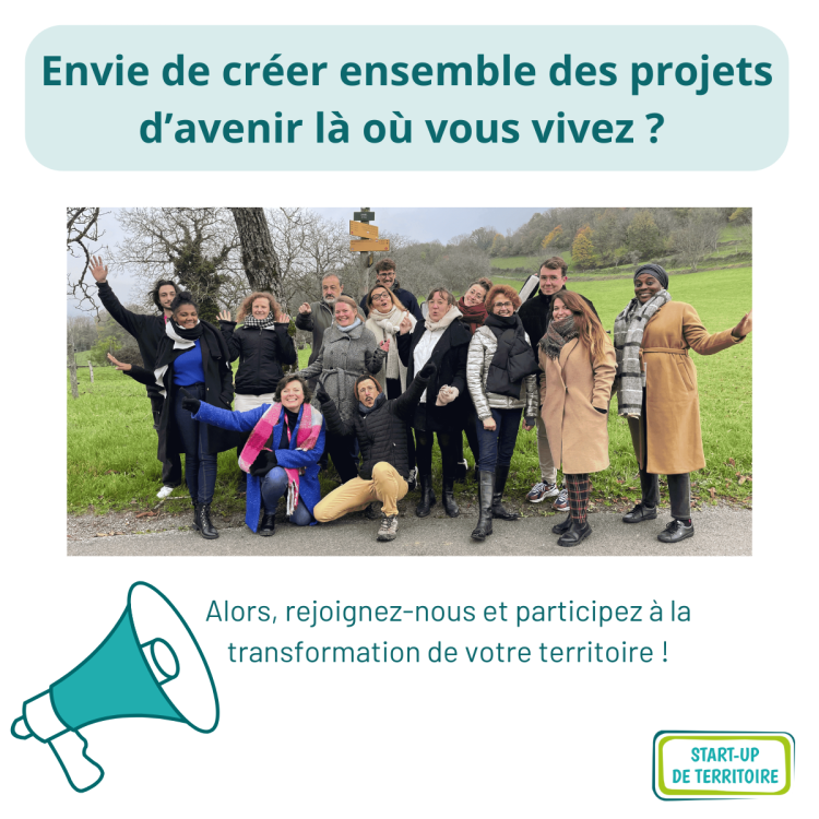 Un groupe de personnes souriantes les bras en l'air, participants de la promotion 2 Start-Up de Territoire