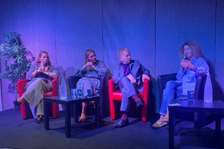 Sarah Huisman-Coridian (Equanity), Anne-Sophie Van Hoove (Crédit mutuel Alliance fédérale), Lionel Fournier (Harmonie mutuelle) et Aurélie Sandler (Evaneos) lors d'une table ronde sur le partage de la valeur, dans le cadre des Universités de l'économie de demain organisées par le Mouvement impact France, le 29 août 2025. Crédit : Carenews.