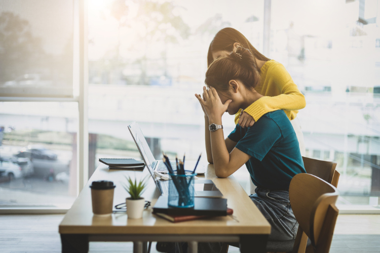 En signant la charte, les entreprises s'engagent à mettre en place des actions dédiées à l'amélioration de la santé mentale de leurs salariés. Crédit : iStock.