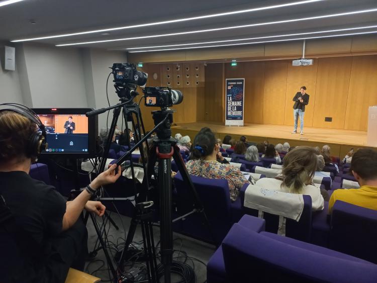 Lev Fraenckel, alias Serial Thinker, est filmé pendant sa conférence