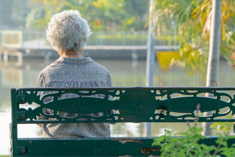 "Quasiment tous les indicateurs de mesure de cet isolement social sont en augmentation", dénonce Anne Géneau, présidente des Petits Frères des Pauvres. Crédit : iStock