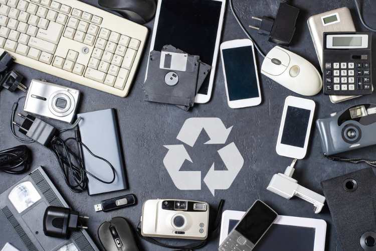 Des structures de l'ESS contribuent au réemploi et à la réutilisation d'équipements électriques et électroniques. Crédit : iStock/