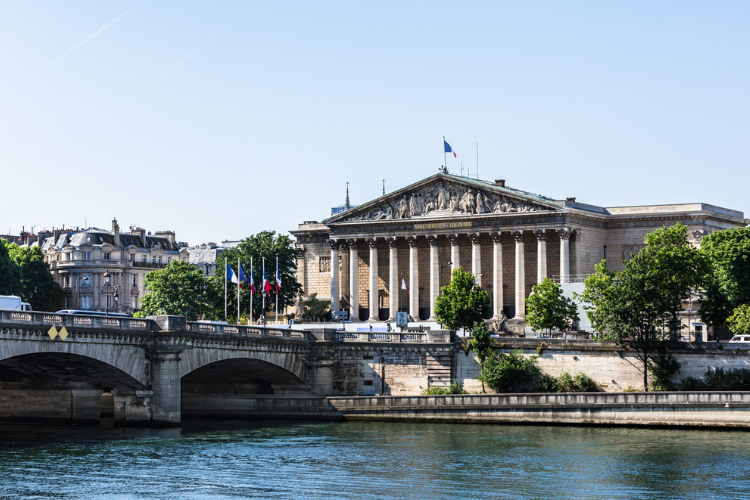 Le budget est en discussion actuellement dans les commissions parlementaires. Crédit : AlexKozlov / iStock.