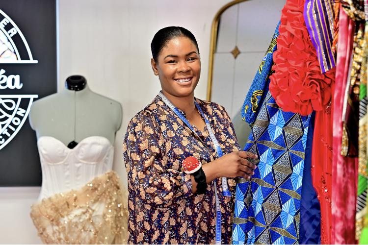 À La Réunion, Rachima M Colo est créatrice de vêtements. Crédit : Carine B., Artisan Photographe