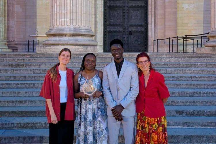 Boubacar entouré de sa mentor et des équipes Télémaque devant le Panthéon pendant les Pros d'or