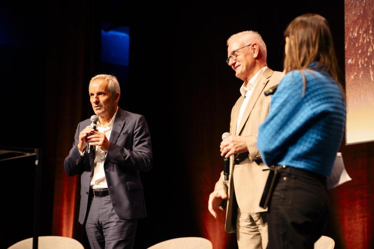 Pascal Demurger, co-président du Mouvement Impact France et directeur général de la Maif, avec le président du Crédit mutuel alliance fédérale Daniel Baal et la directrice générale d'Impact France, Caroline Neyron, lors du lancement de la coalition. Crédits : Mary-Lou Mauricio.