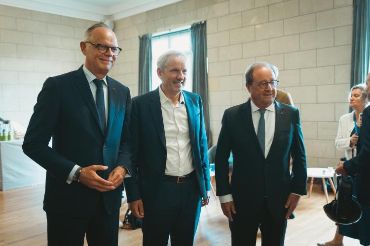 Pascal Demurger, le co-président du Mouvement Impact France, entouré d'Édouard Philippe et de François Hollande, candidats déclaré et potentiel à l'élection présidentielle. Crédit : Edouard Monfrais-Albertini.