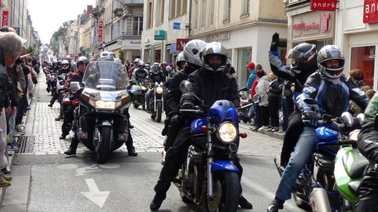 Les motards sur la route à la recherche de promesses de dons !