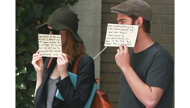 Des stars utilisent les paparazzi pour la bonne cause
