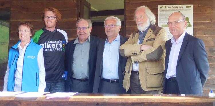 Signature d'une charte avec chasseurs, randonneurs, équestres