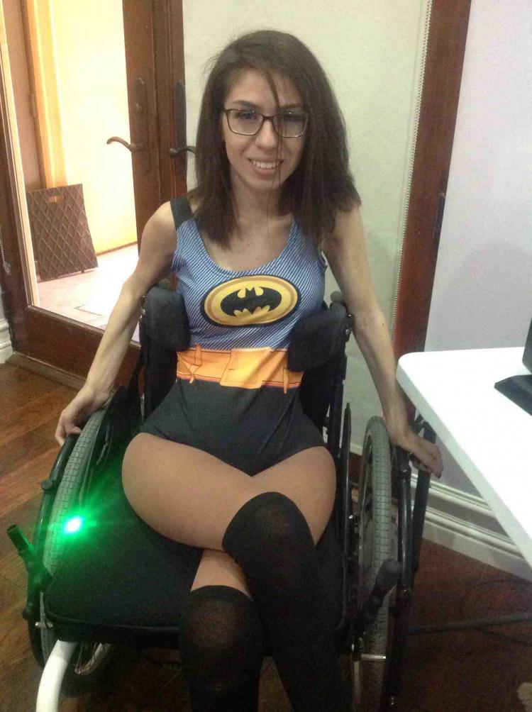 Une jeune handicapée transforme sa chaise roulante en Batmobile ! 