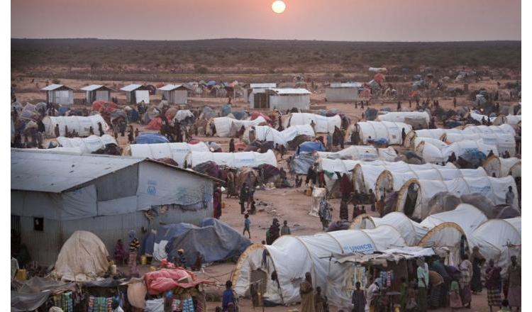 Le réfugié devenu humanitaire: l'étonnante histoire de Tok Johnson