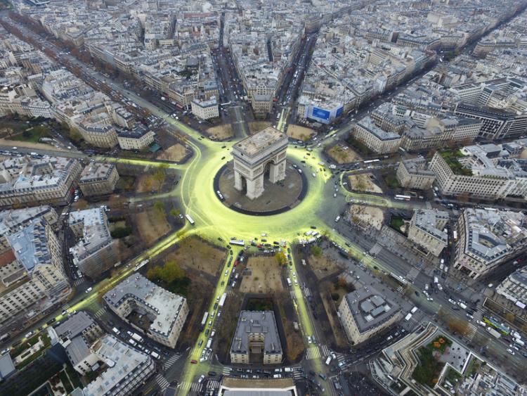 La Place de l'Étoile prend le soleil avec Greenpeace
