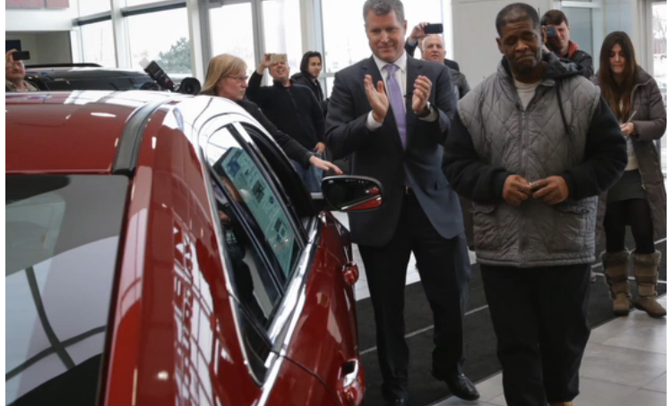 A Détroit, des inconnus lui offrent une voiture pour aller travailler