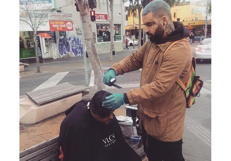 Ce coiffeur sillonne les rues pour couper les cheveux des sans-abris