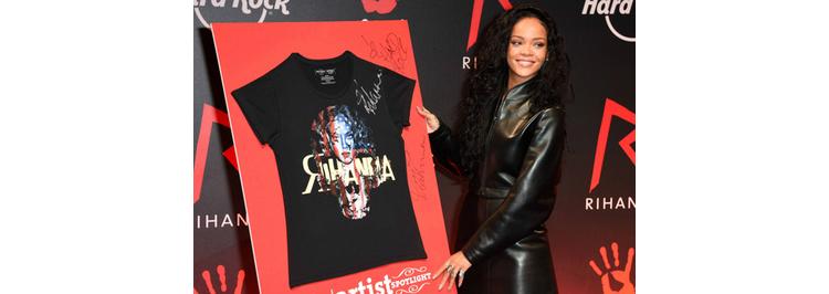 Rihanna crée des t-shirts pour sa fondation