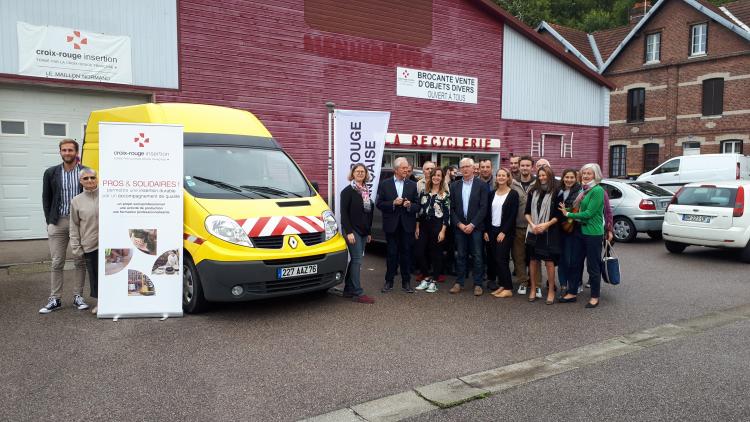 Sanef Solidaire remet un véhicule à la recyclerie « Le Maillon Normand »