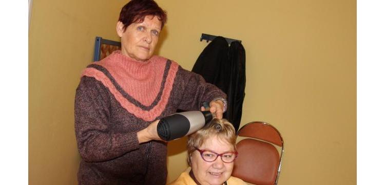 Des coupes de cheveux à 1€ grâce à une bénévole du Secours Populaire de Guingamp