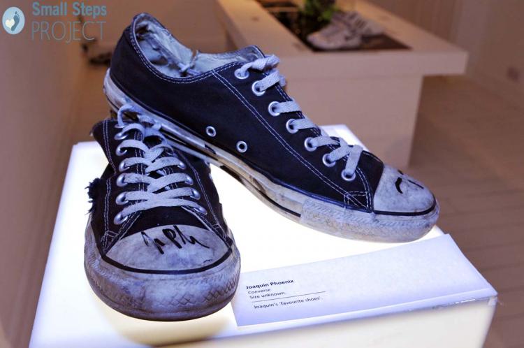 Des stars vendent leurs chaussures pour une association