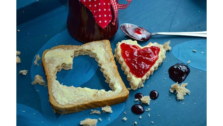 Record de générosité : une tartine solidaire de 1,6 km pour les Restos du Cœur