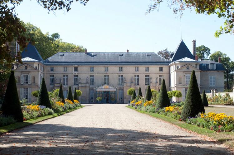 Mécénat d'Axa : deux vases en porcelaine au musée du Château de Malmaison