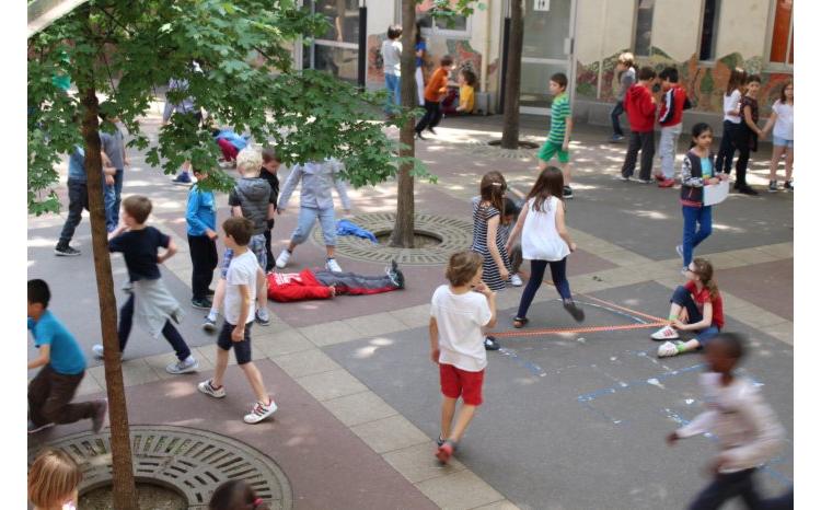 250 écoliers de l'école Buffault de Paris marchent pour soutenir la recherche