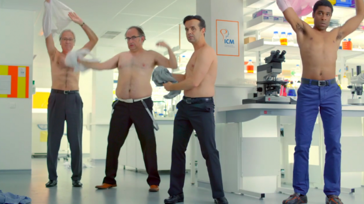 Ils font un strip-tease pour appeler aux dons!