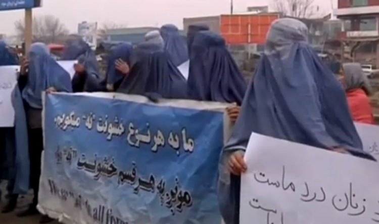 Kaboul, des hommes manifestent en burqa