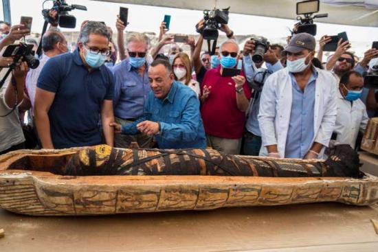 Le ministre du tourisme et le secrétaire général du conseil suprême des antiquités, à l’ouverture d’un sarcophage, le 3 octobre à Gizeh. KHALED DESOUKI / AFP