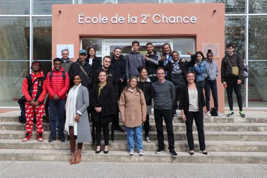 Autour de Stéphane TREPPOZ, Sonia CICCIONE, directrice générale de l'E2C (à sa droite sur la photo), Sabine CHIAVASSA, responsable du site de Romain-Rolland, Elodie HUBERT-FRAISSINET, directrice marketing communication, une partie des stagiaires ayant bénéficié de la journée thématique et de l'équipe pédagogique : Stéphane SUFLAJ, Diane-Pascale PIETRINI, Stéphane PAYA