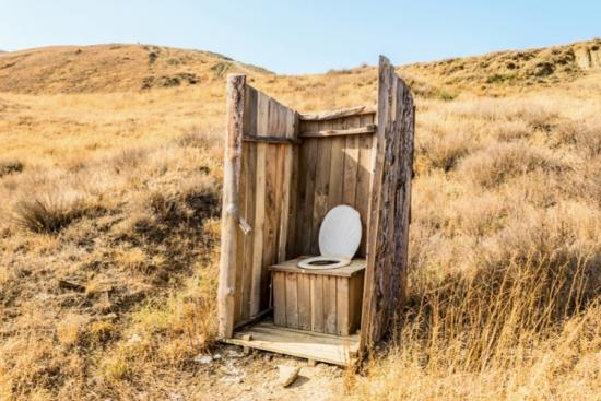 Toilettes sèches, éolienne, four solaire... découvrez les low-tech. Crédit : iStock.