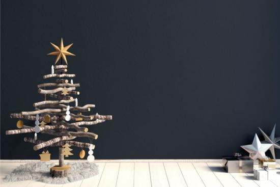 Parmi les conseils de l'ADEME : choisir un sapin en bois. Crédits photo : iStock.