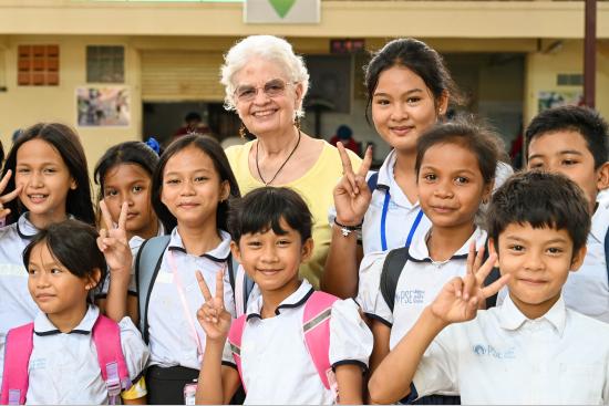 Marie-France des Pallières, fondatrice de PSE, entourée d'enfants