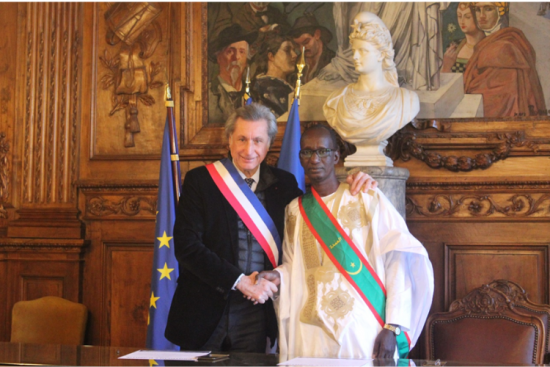 Photo prise par Electricité pour tous représentant Monsieur Patrick de Carolis, maire d’Arles, et Monsieur Bâ Mamoudou Heïba, Maire de Sagné.